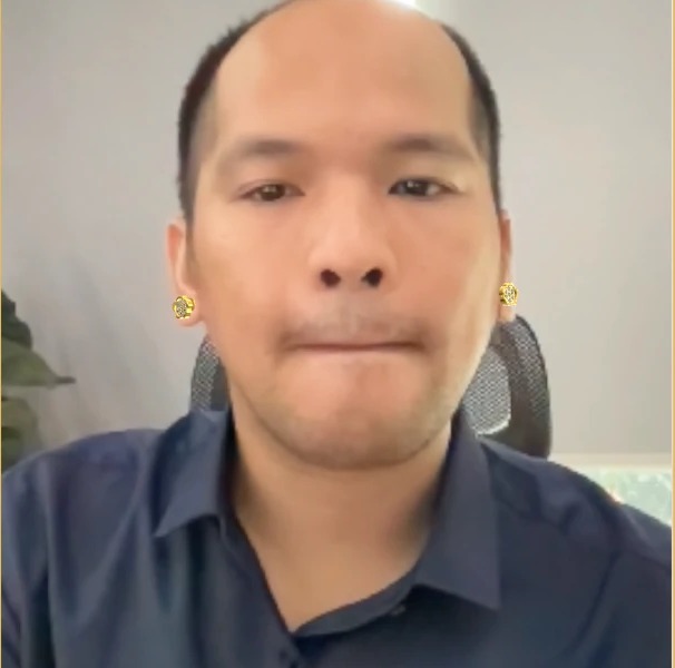 Bản nghiệm thu: bông tai nằm sát dái tai, đúng kích thước