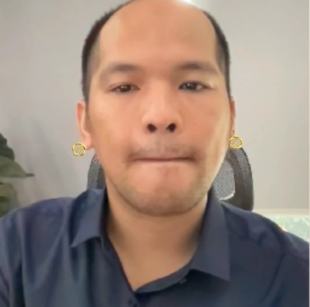 Bản đang chạy: bông tai to, dạt ra ngoài dái tai
